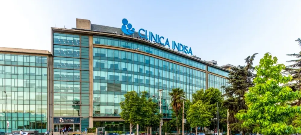 Edificio de Clínica Indisa en Providencia
